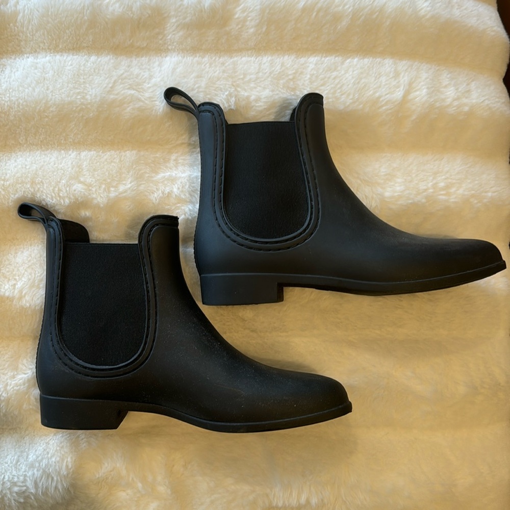 REPORT ANKLE RAIN BOOTIES. Black and size 7. Almond toe.